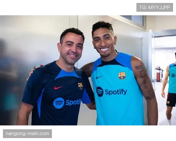 拉菲尼亚训练完直接去奢侈品店刷空卡？