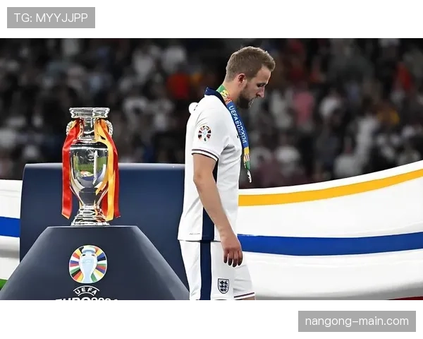 凯恩的生涯成就与冠军绝缘根源何在？战术角色与体系适配影响分析