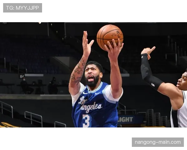 安东尼·戴维斯高效挡拆拉开空间提升湖人内线得分效率