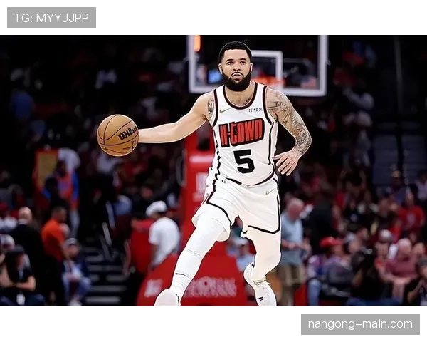范弗利特无球跑动制造空位，三分效率领跑后卫群